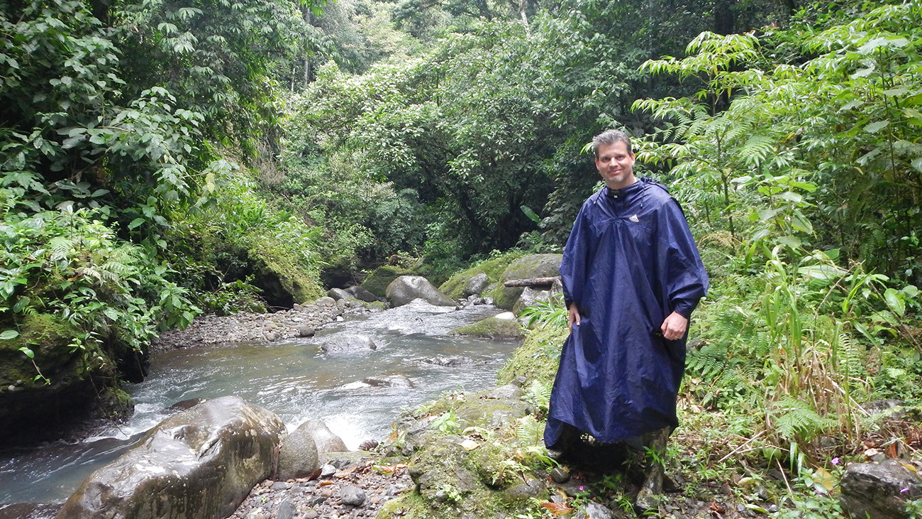 Tobias Eisenberg zieht es in seinem Urlaub regelmäßig in die Wälder Lateinamerikas. Während andere in den Ferien die Beine hochlegen, schlägt Tobias sich durch den Dschungel, um seltene Frösche zu fotografieren. | Jörg Sens