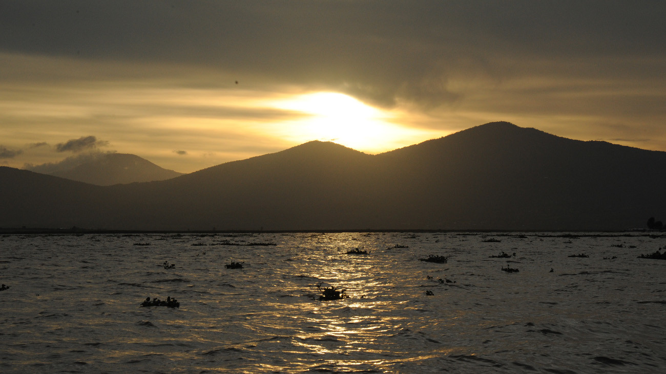 Der Pátzcuaro-See im Sonnenuntergang. Die Idylle trügt: Der See ist heute für die Querzahnmolche kaum noch bewohnbar. | Joachim Nerz