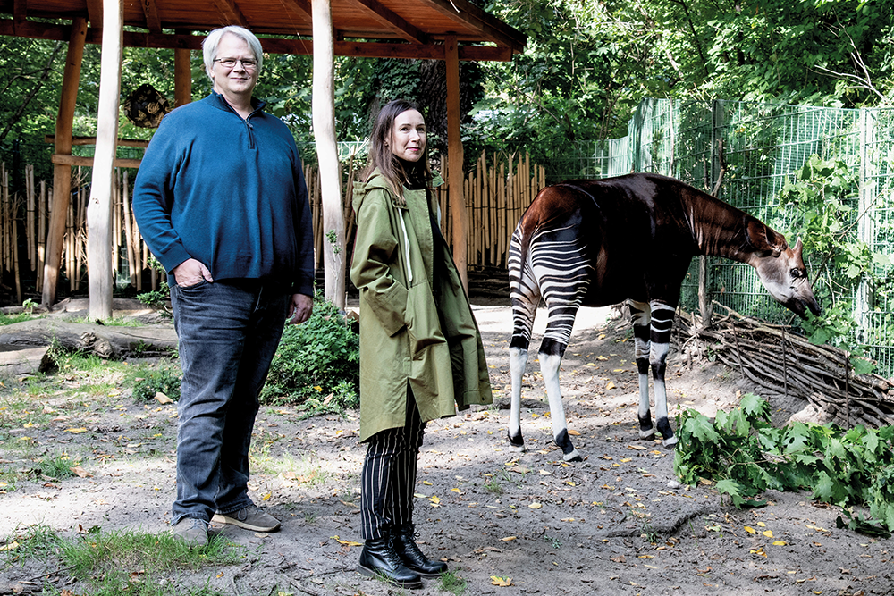 Heiko Werning und Ulrike Sterblich links im Bild, rechts das Okapi © Susanne Schleyer