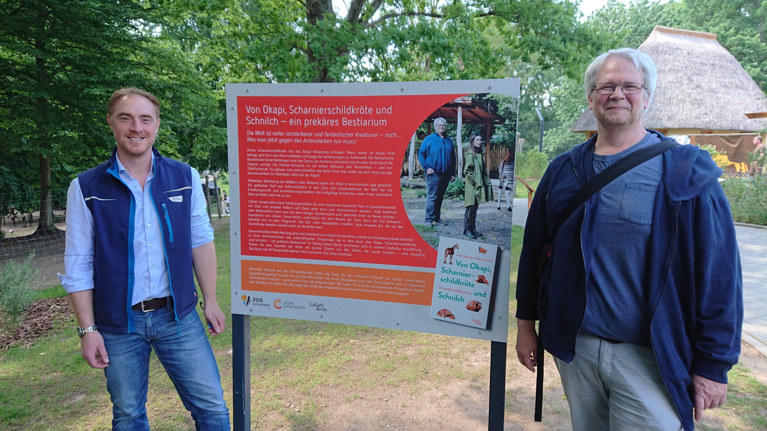 Direktor Tim Schikora (links) und CC-Mitbegründer Heiko Werning vor der Begrüßungstafel zur ZooKultur-Ausstellung