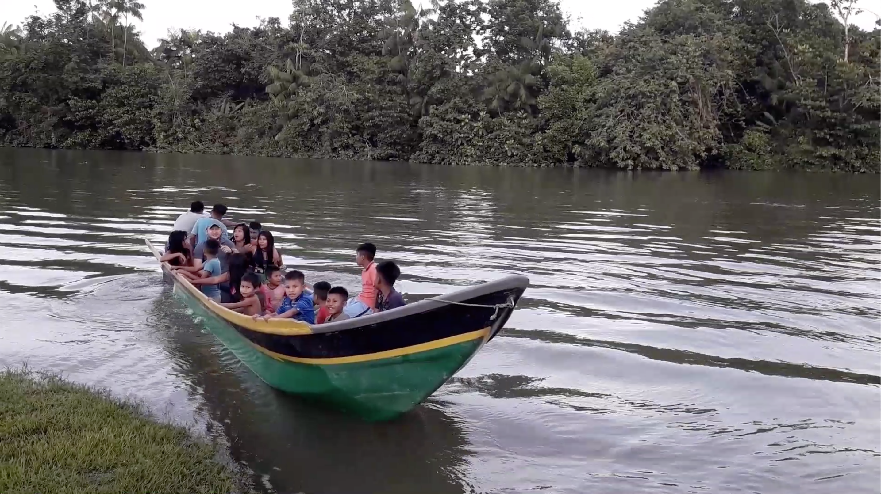 Ein Boot für Joaquincito: Mit einer Crowdfunding-Kampagne und dem Preisgeld vom Wettbewerb „Fast Forward Science“ für die Videoreportage hat Frogs & Friends der Gemeinde den Kauf finanziert. | Carlos Galvis