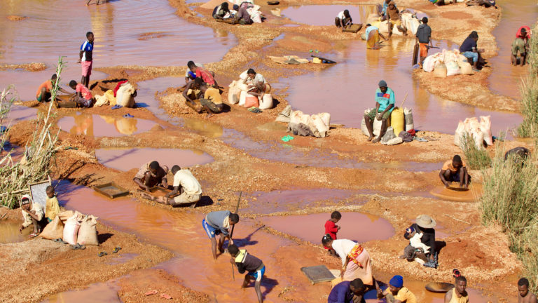 Goldsuche in einem Fluss bei Ilakaka auf Madagaskar – wenig überraschend, dass Fische hier keine Chance mehr haben | Claudio Soldi/Shutterstock