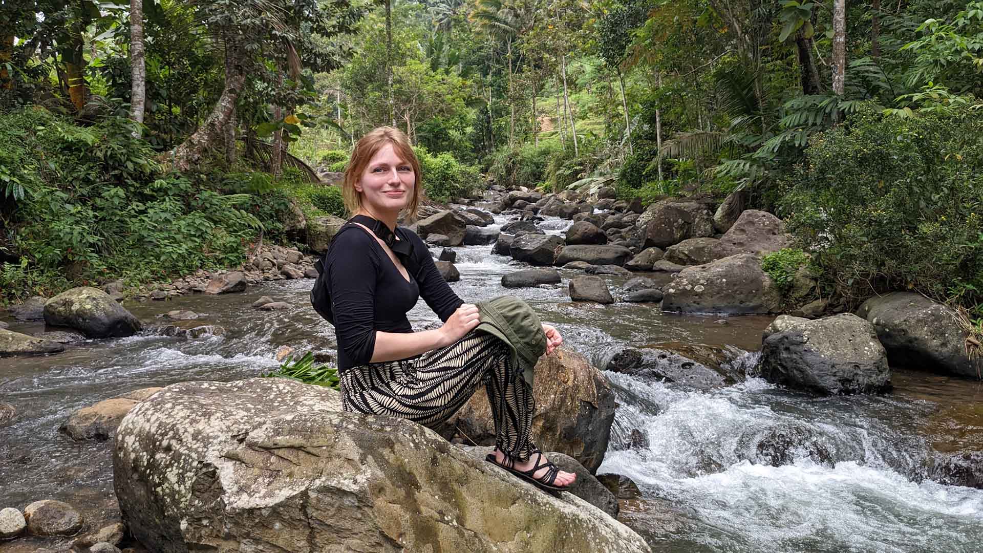 Artmanagerin-im-Fluss-in-Indonesien